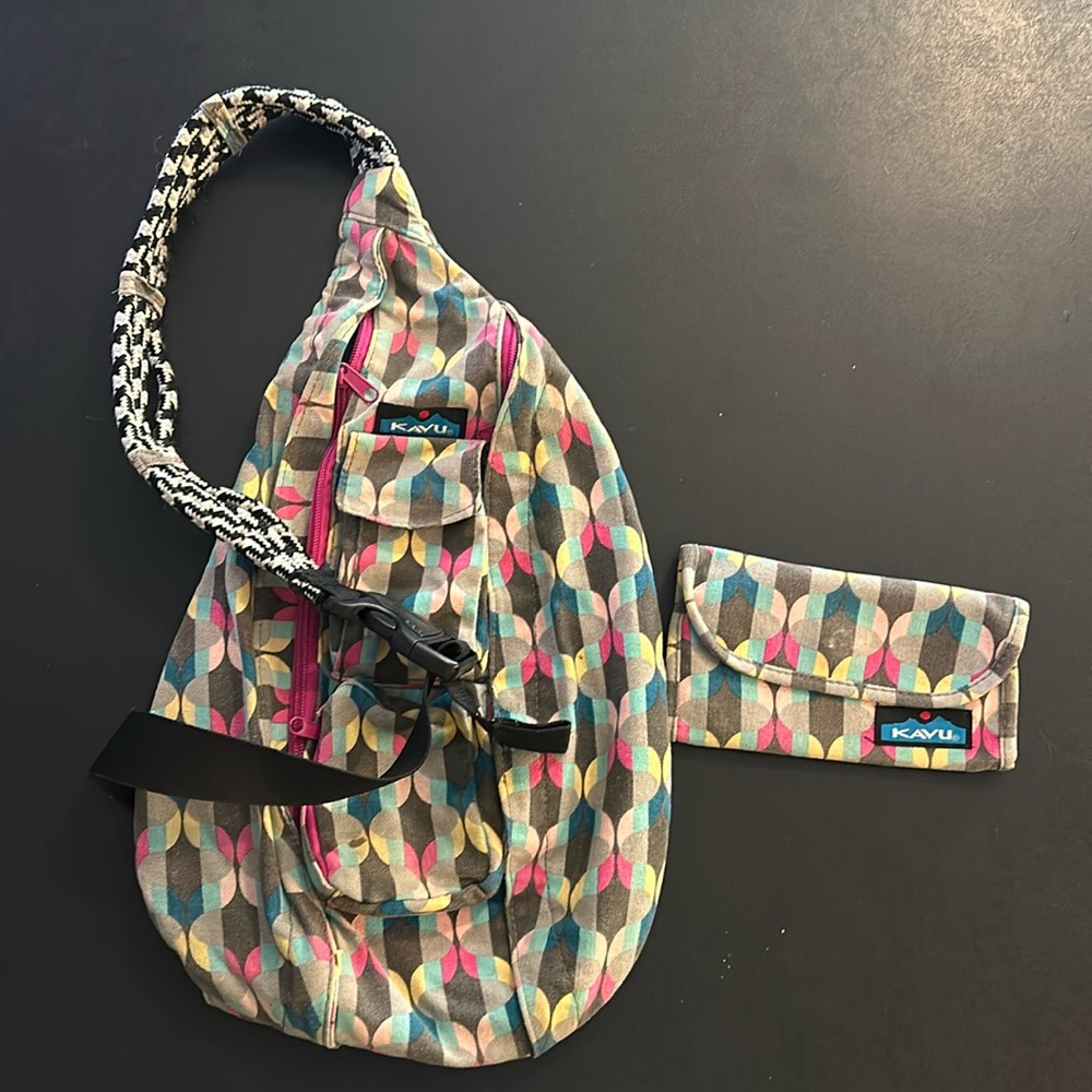KAVU sling bag purse with matching wallet Excellent Pre-owned condition!